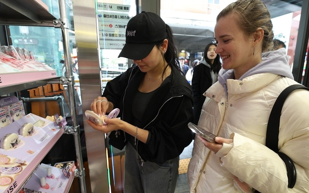 이마트24 플래그십 스토어 트렌드랩 성수점에서 외국인 관광객이 상품을 살펴보고 있다. 이마트24