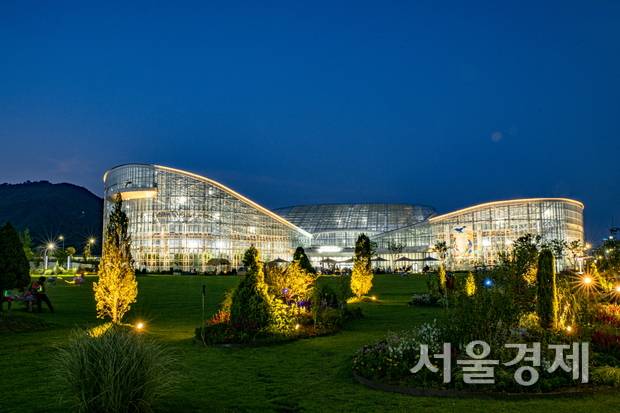 국립세종수목원 사계절전시온실 야간 경관. 사진제공=국립세종수목원