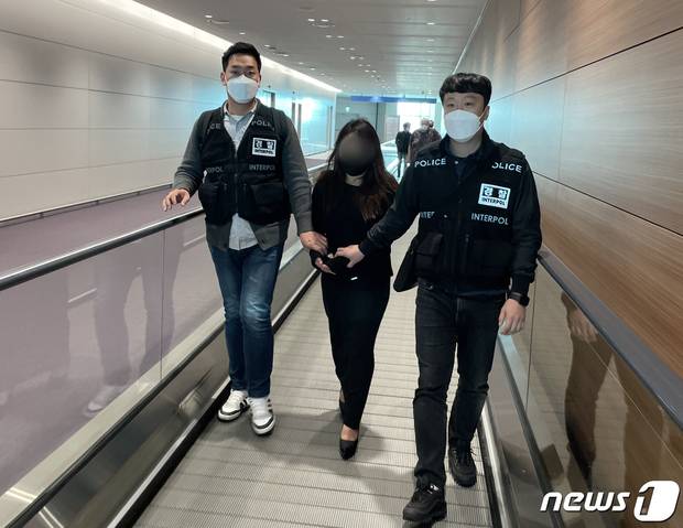 동남아 3대 마약왕으로 불리며 국내에 마약을 유통시킨 탈분민 출신 최정옥이 국내로 압송되는 모습. (경찰청 제공) 2022.4.1 ⓒ 뉴스1