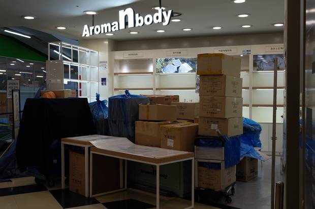 31일 경기 고양시 홈플러스 일산점에 입점했다 폐점된 화장품 매장에 짐이 쌓여 있다. 고양=황동건 기자