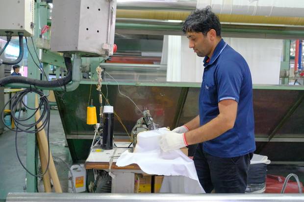 8일 경기 시흥시 시화염색산단 내 한 공장에서 네팔 노동자가 미싱 작업을 하고 있다. 시흥=황동건 기자