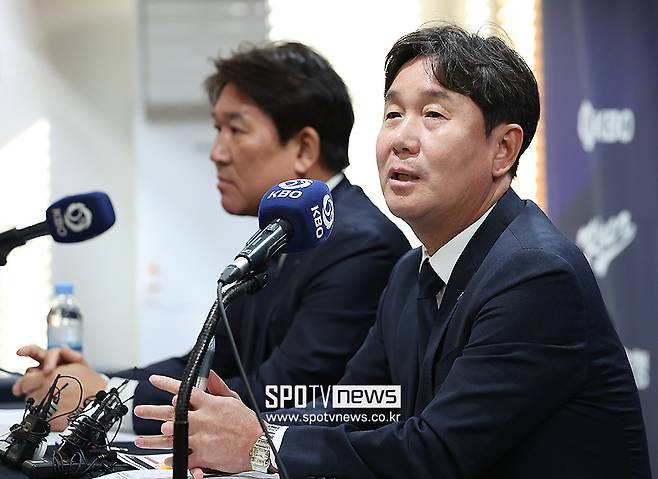 ▲ 류지현 감독(오른쪽) ⓒ곽혜미 기자