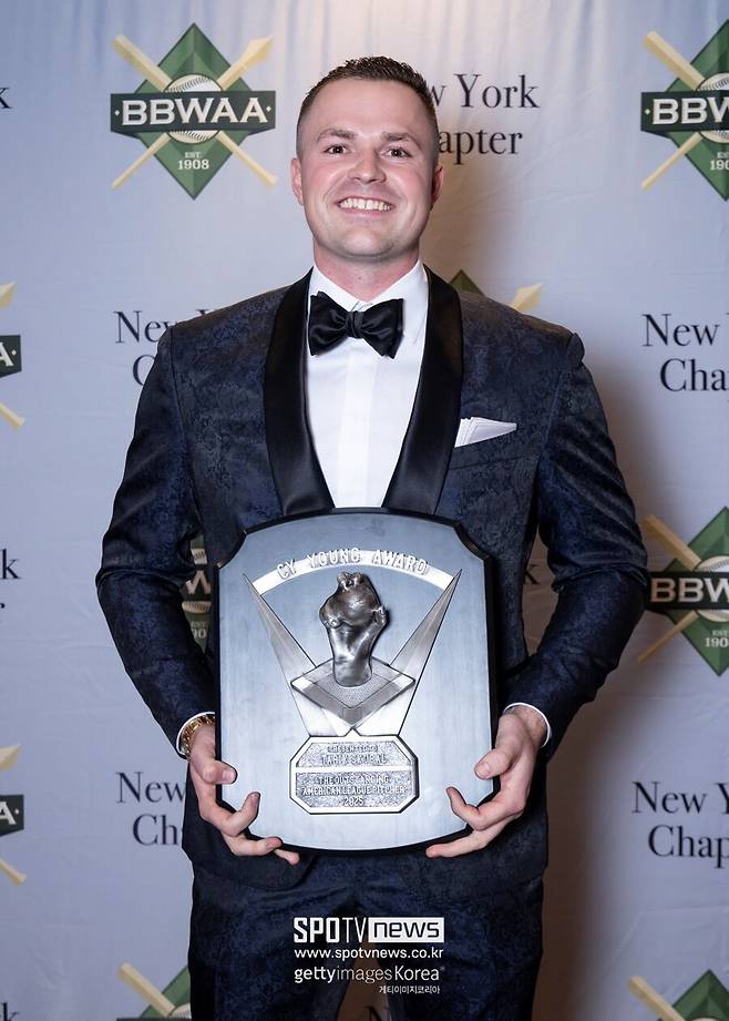 ▲ 사이영상 트로피를 들고 연봉 중재 청문회장에 등장한 타릭 스쿠발