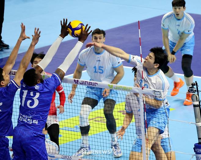 [한번에쓱] 세트스코어 3-1로 한전 꺾은 대한항공, 정지석 & 러셀 41점 합작 생생현장