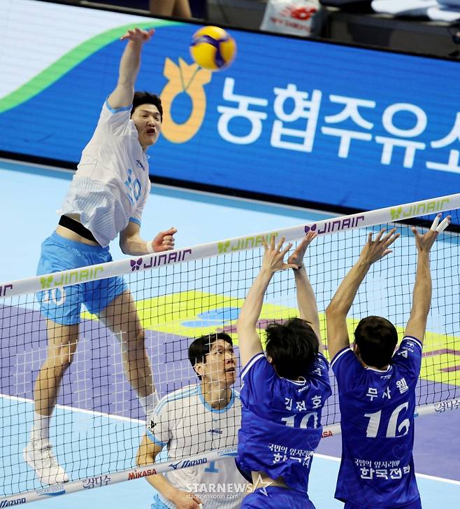 [한번에쓱] 세트스코어 3-1로 한전 꺾은 대한항공, 정지석 & 러셀 41점 합작 생생현장