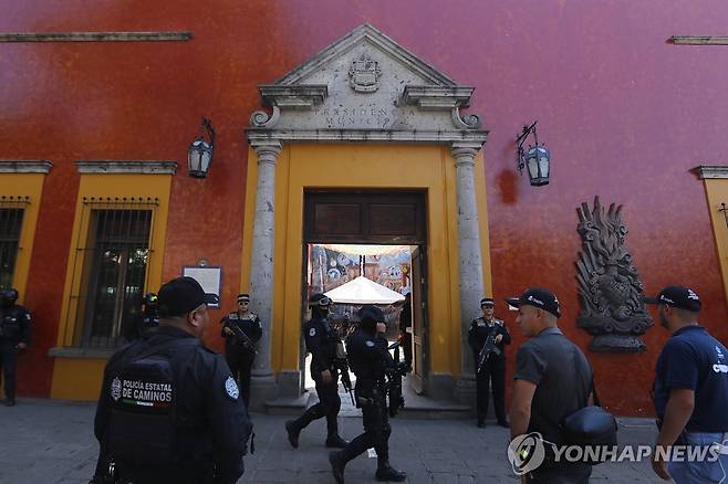 5일(현지시간) 멕시코 테킬라 시청 주변에 배치된 경찰 [테킬라 EPA=연합뉴스. 재판매 및 DB 금지]