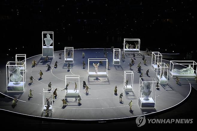 '조화'를 주제로 펼쳐지는 개회식 공연 (밀라노=연합뉴스) 신준희 기자 = 6일(현지시간) 이탈리아 밀라노 산시로 스타디움에서 열린 2026 밀라노-코르티나담페초 동계올림픽 개회식에서 아르모니아(Armonia, 조화)를 주제로 공연이 펼쳐지고 있다. 2026.2.7 hama@yna.co.kr