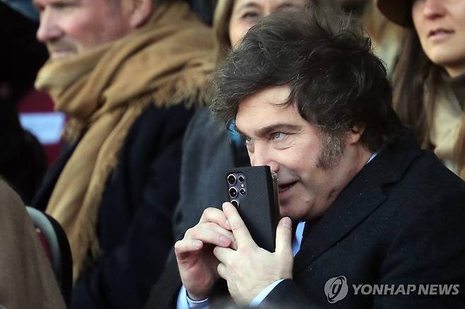통화하는 하비에르 밀레이 아르헨티나 대통령  [AFP 연합뉴스 자료사진. 재판매 및 DB 금지]