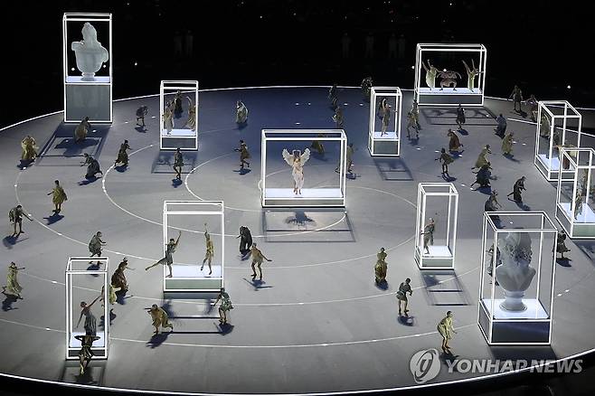 '조화'를 주제로 펼쳐지는 개회식 공연 (밀라노=연합뉴스) 신준희 기자 = 6일(현지시간) 이탈리아 밀라노 산시로 스타디움에서 열린 2026 밀라노-코르티나담페초 동계올림픽 개회식에서 아르모니아(Armonia, 조화)를 주제로 공연이 펼쳐지고 있다. 2026.2.7 hama@yna.co.kr