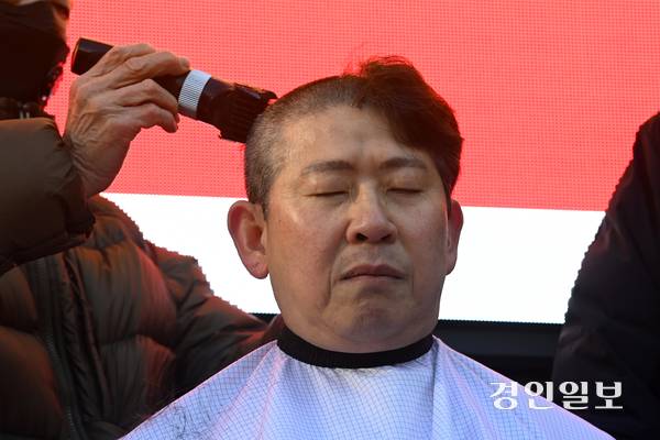 과천경마공원이전반대비상대책위원회 주최로 지난 7일 과천 중앙공원 광장에서 열린 ‘과천 사수 범시민 총궐기 대회’에서 최기식 국민의힘 의왕과천당협위원장이 투쟁 결의를 다지며 삭발을 진행 중이다. 2026.2.7 /최은성기자 ces7198@kyeongin.com