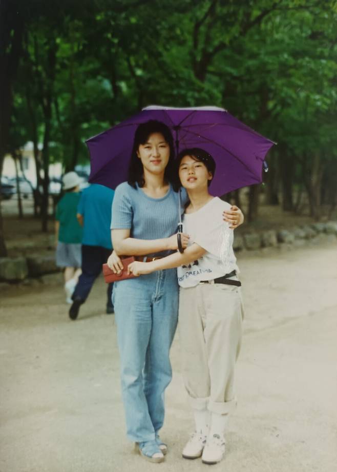 ▲ 1999년 인현동 화재 참사로 숨진 고 이지혜(오른쪽)양이 중학생이었던 시절, 함께 나들이에 나섰던 어머니 김영순씨 품에 안겨 있다. /사진제공=김영순