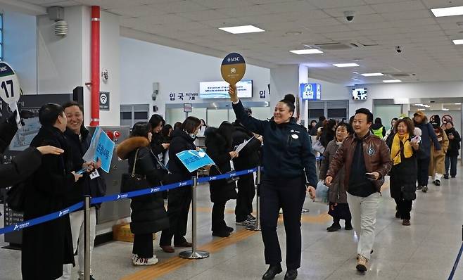 ▲&nbsp;지난 6일 인천항 크루즈터미널에 도착한 'MSC 벨리시마'호에서 여행객들이 나오는 모습./제공=인천항만공사