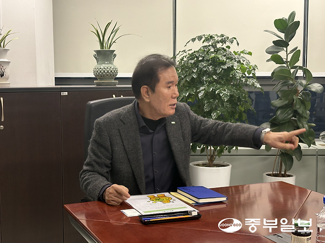 지난 5일 김식원 중소기업중앙회 경기중소기업회장이 수원 영통구 소재 중소기업중앙회 경기지역본부 사무실에서 기자 간담회를 진행했다. 최영재기자
