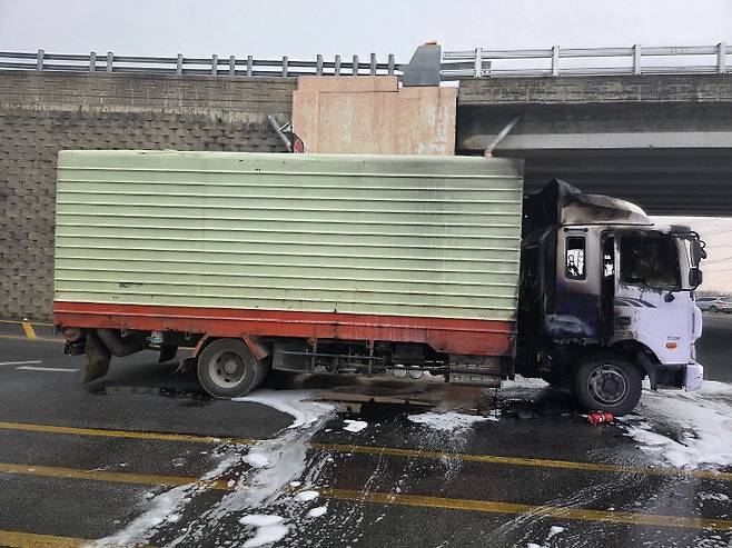 5일 오후 4시 43분께 해미면 휴암리 해미교차로 인근 도로를 주행하던 2015년식 메가트럭 화물차에서 화재가 발생했다.(사진=서산시 제공)