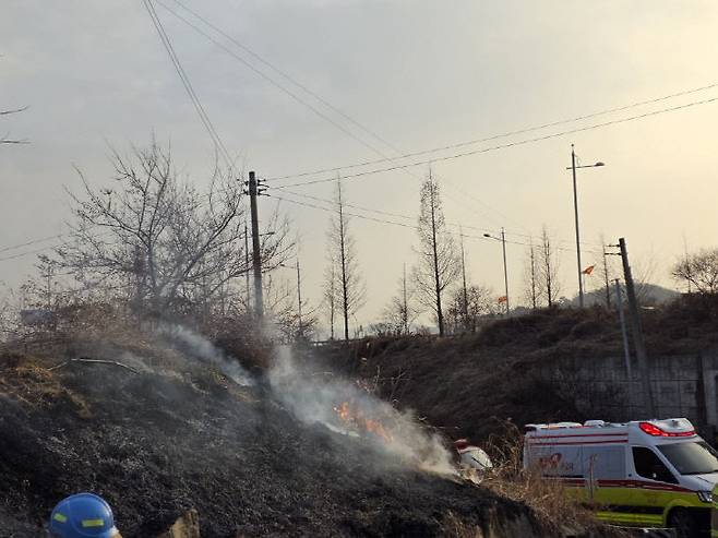 3일 오후 4시 48분께에는 서산시 예천동 공림3길 인근 야외에서 쓰레기 소각 부주의로 추정되는 들불이 발생했다.(사진=서산소방서 제공)
