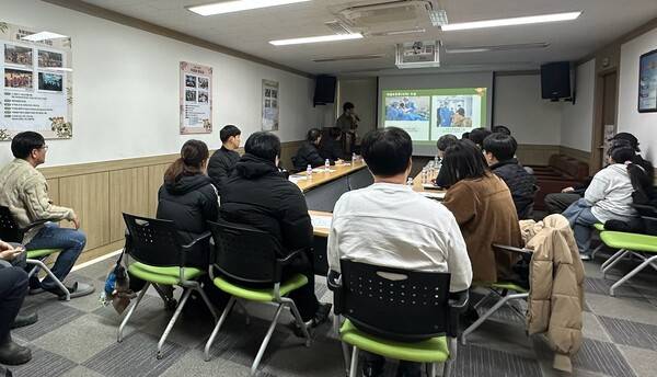 광주광역시는 지난 6일 우치동물원에서 광주·전남지역 12개 민간·공영 동물원, 동물관리기관을 대상으로 '거점동물원 운영 설명회'를 개최했다. 광주광역시 제공