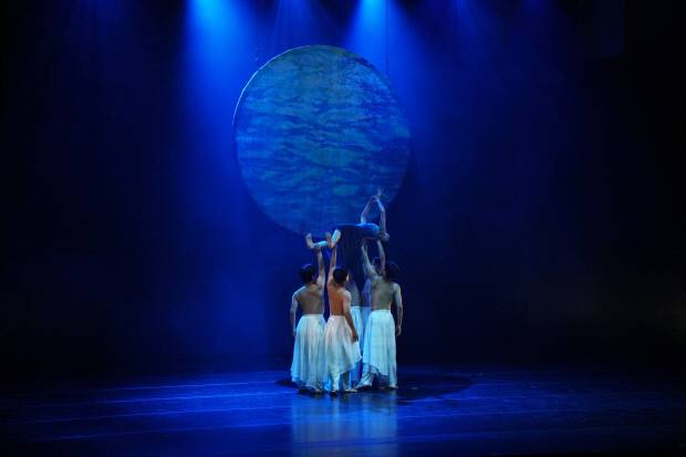 나주 지역에서 활동하는 지역 예술단체 비상무용단이 문체부 주관의 '지역대표 예술단체 나주육성 지원사업' 공모에 2년 연속 선정됐다. 사진은 비상무용단이 지난해 선보인 'K-풍류 나주의 전설 청명' 공연 모습. 나주시 제공