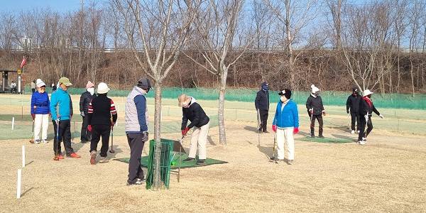 고성읍 수남리 일원에 조성된 천연잔디 27홀 규모의 고성파크골프장 모습.
