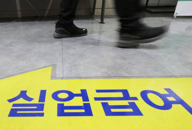 정부가 앞으로 구직자에게 현금을 지원하는 대신 구직자의 취업을 촉진하고 근로 의욕을 높이는 방향으로 일자리 정책을 전환한다. 정부 주도의 직접 일자리 사업을 줄이고 민간의 일자리 창출을 뒷받침하기 위한 직업훈련, 고용서비스를 강화한다. 고용노동부는 이날 국무회의에서 이 같은 내용을 담은