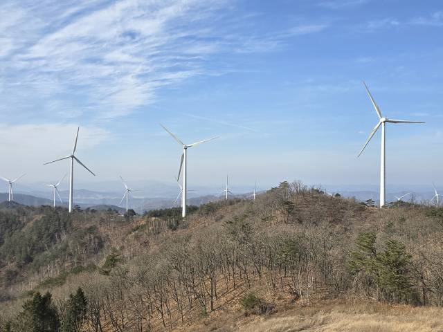 영양군 석보면 일대에 조성된 영양풍력발전단지의 모습. 김영진 기자