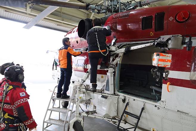 ▲ 서동진 단장(왼쪽)이 소방 헬기를 살펴보고 있다. 대구소방안전본부 제공