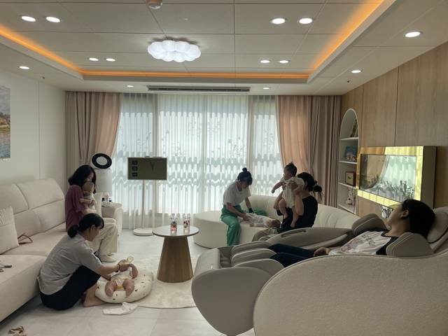 0세 아이들을 키우고 있는 부모들이 구미시가 지난해 9월 정식 개장한 문성 서희공동육아나눔터를 찾아 아이들과 함께 즐거운 시간을 보내거나 모처럼만에 달콤한 휴식을 취하고 있다. 구미시 제공