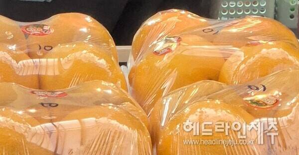 올해부터 무관세로 수입되는 미국산 만다린과의 비교 평가에서 제주산 만감류가 압도적인 우위를 보인 것으로 조사됐다.