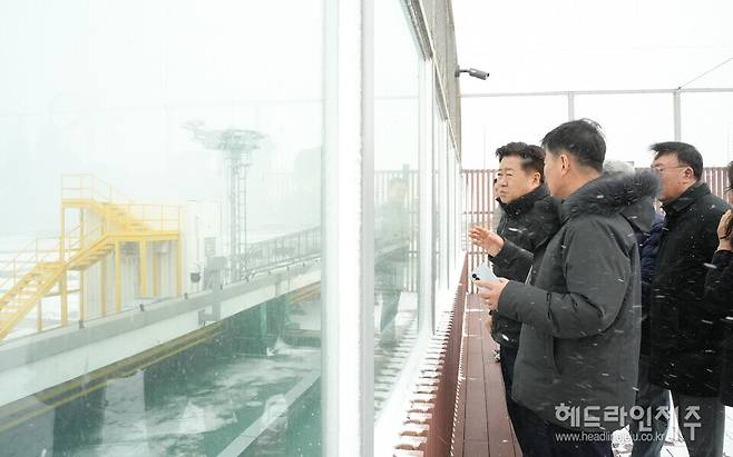 항공기 운항이 중단된 제주국제공항을 긴급 방문해 수송객 수송상황을 점검하고 있는 오영훈 제주도지사.