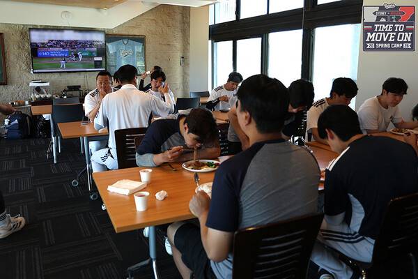 두산 선수단의 전력분석 공부 시간(사진=두산)