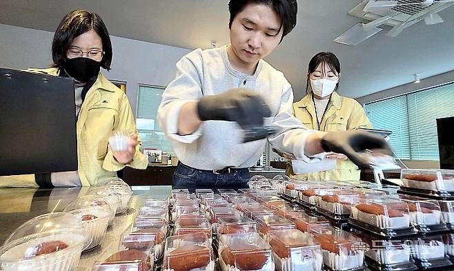 북구 중흥동의 한 두바이쫀득쿠키 매장에서 북구청 위생관리팀이 위생 점검을 하고 있다. 식약처는 디저트류를 조리·판매하는 배달음식점을 대상으로 위생 점검에 나설 계획이다. 양광삼기자 ygs02@mdilbo.com