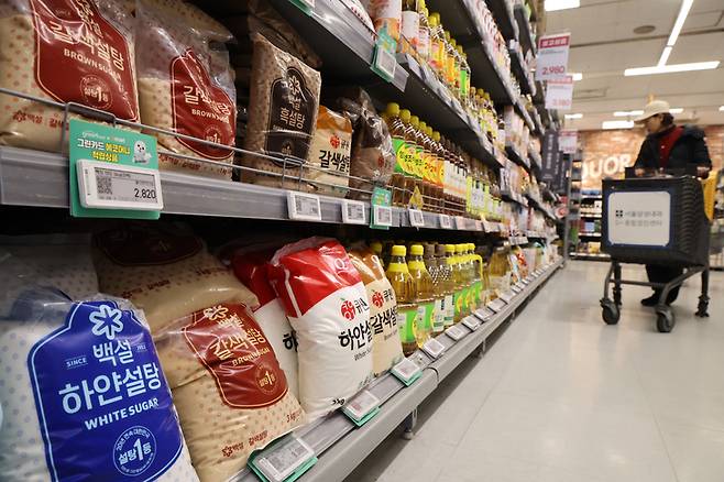 ▲사진은 6일 서울 시내 대형마트에 설탕, 밀가루 판매대 모습. [사진=연합뉴스]