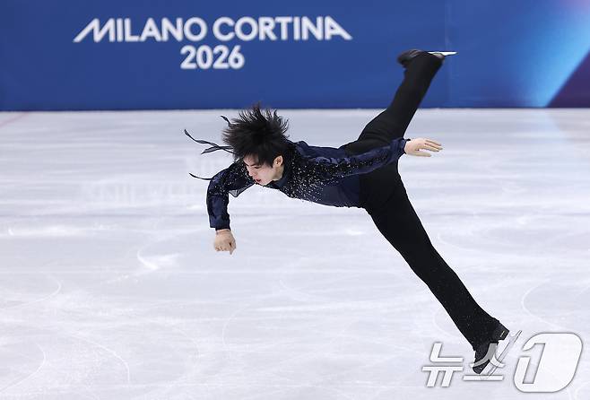 피겨 차준환이 7일(현지시간) 이탈리아 밀라노 아이스 스케이팅 아레나에서 열린 2026 밀라노·코르티나담페초 동계올림픽 피겨 스케이팅 팀 이벤트(단체전) 남자 싱글 쇼트 프로그램에서 연기를 펼치고 있다. 2026.2.8 ⓒ 뉴스1 김성진 기자