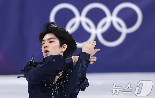 피겨 차준환이 7일(현지시간) 이탈리아 밀라노 아이스 스케이팅 아레나에서 열린 2026 밀라노·코르티나담페초 동계올림픽 피겨 스케이팅 팀 이벤트(단체전) 남자 싱글 쇼트 프로그램에서 연기를 펼치고 있다. 2026.2.8 ⓒ 뉴스1 김성진 기자