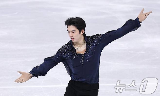 피겨 차준환이 7일(현지시간) 이탈리아 밀라노 아이스 스케이팅 아레나에서 열린 2026 밀라노·코르티나담페초 동계올림픽 피겨 스케이팅 팀 이벤트(단체전) 남자 싱글 쇼트 프로그램에서 연기를 펼치고 있다. 2026.2.8 ⓒ 뉴스1 김성진 기자