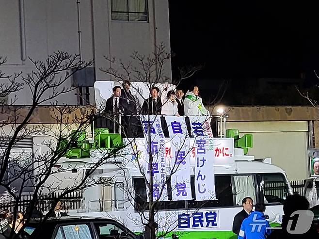 일본 중의원 선거 전날인 7일 다카이치 사나에 일본 총리가 도쿄 세타가야구 후타코-다마가와 공원에서 열린 자민당 소속의 와카미야 겐지 후보의 응원 유세에 참석해 손을 흔들고 있다. 2026.02.07/뉴스1ⓒ News1 김지완 기자