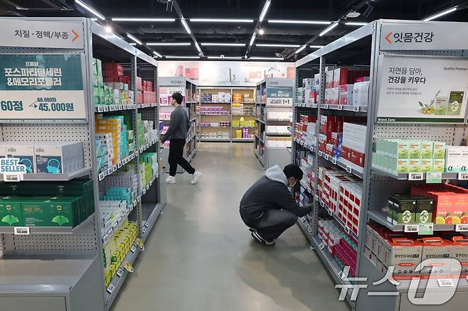 8일 서울 용산구 용산전자랜드 내에 개점한 창고형약국 메디킹덤약국을 찾은 고객들이 건강기능식품 등 상품을 살펴보고 있다.  2026.2.8 ⓒ 뉴스1 이광호 기자