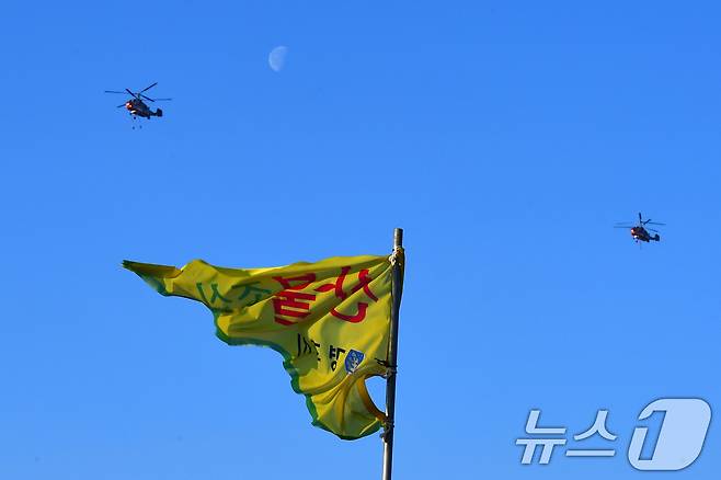 8일 오전 경북 경주시 문무대왕면 입천리에서 발생한 산불이 강풍을 타고 확산하는 가운데 산림청 헬기가 진화 작업에 투입되고 있다. 2026.2.8 ⓒ 뉴스1 최창호 기자