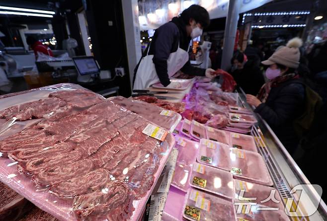 설 연휴를 앞둔 8일 서울 동대문구 청량리종합시장에 한우가 진열돼 있다. 2026.2.8 ⓒ 뉴스1 박지혜 기자