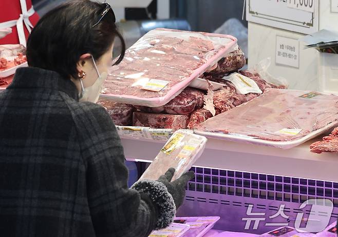 설 연휴를 앞둔 8일 서울 동대문구 청량리종합시장에서 한 시민이 한우를 살펴보고 있다. 2026.2.8 ⓒ 뉴스1 박지혜 기자