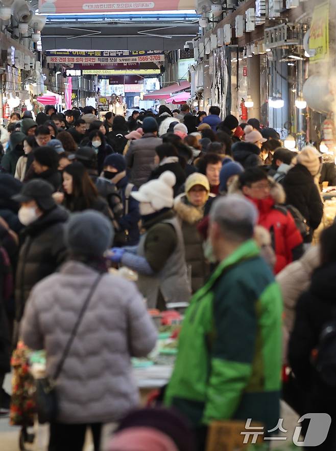 설 연휴를 앞둔 8일 서울 동대문구 청량리종합시장이 시민들로 북적이고 있다. 2026.2.8 ⓒ 뉴스1 박지혜 기자