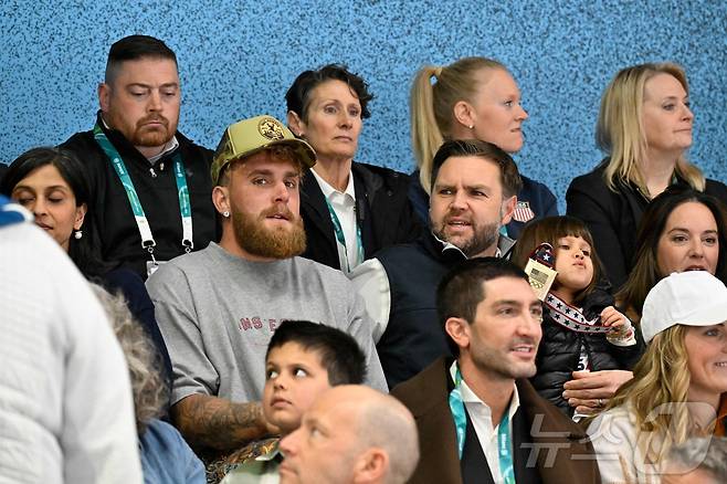 미국 복서 겸 인플루언서 제이크 폴과 미국 부통령 JD 밴스가 7일(현지시각) 이탈리아 밀라노 아이스하키 아레나에서 열린 미국과 핀란드의 여자 아이스하키 예선 A조 경기에 참석한 모습. ⓒ AFP=뉴스1