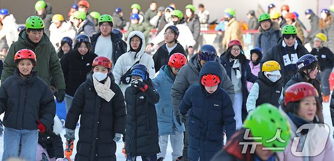 겨울철 서울 도심 대표 명소로 자리매김한 서울광장 스케이트장 폐장일인 8일 오후 시민들이 스케이트를 즐기며 막바지 겨울 정취를 만끽하고 있다. 2026.2.8 ⓒ 뉴스1 오대일 기자