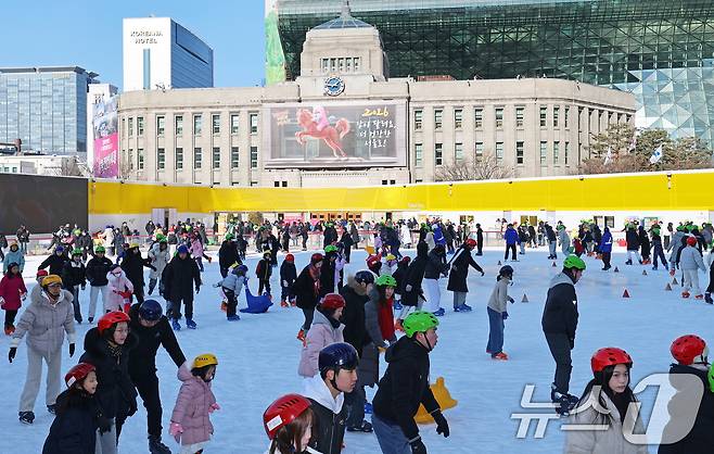 겨울철 서울 도심 대표 명소로 자리매김한 서울광장 스케이트장 폐장일인 8일 오후 시민들이 스케이트를 즐기며 막바지 겨울 정취를 만끽하고 있다. 2026.2.8 ⓒ 뉴스1 오대일 기자