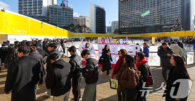 크리스마스인 25일 서울광장 스케이트장을 찾은 시민들과 관광객들이 스케이트화를 교환하기 위해 줄 서 있다. 2025.12.25 ⓒ 뉴스1 안은나 기자