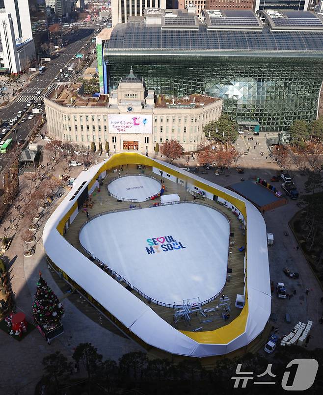 18일 오후 개장을 하루 앞둔 서울광장 스케이트장에서 관계자들이 막바지 개장 준비 작업을 하고 있다. 서울시는 19일 오후 5시 개장식을 시작으로 내년 2월 8일까지 52일 동안 스케이트장을 운영한다. 2025.12.18 ⓒ 뉴스1 구윤성 기자