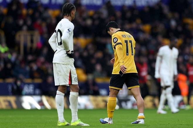 Wolverhampton Wanderers‘ South Korean striker #11 Hwang Hee-chan leaves the pitch injured during the English Premier League football match between Wolverhampton Wanderers and Chelsea at the Molineux stadium in Wolverhampton, central England on February 7, 2026. (Photo by Darren Staples / AFP) / RESTRICTED TO EDITORIAL USE. No use with unauthorized audio, video, data, fixture lists, club/league logos or ’live‘ services. Online in-match use limited to 120 images. An additional 40 images may be used in extra time. No video emulation. Social media in-match use limited to 120 images. An additional 40 images may be used in extra time. No use in betting publications, games or single club/league/player publications. /    <저작권자(c) 연합뉴스, 무단 전재-재배포, AI 학습 및 활용 금지>