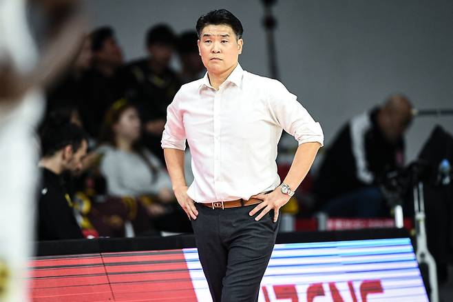 LG 조상현 감독이 8일 안양정관장아레나에서 열린 2025~2026 LG전자 프로농구 정규리그 정관장과 경기에서 선수들 플레이를 지켜보고 있다. 사진 | KBL