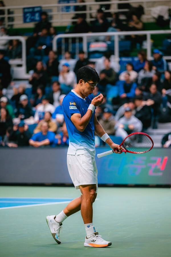 채를 바라보는 정현. /사진=대한테니스협회