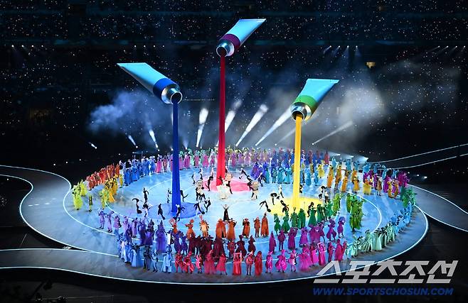 7일(한국시간) 이탈리아 밀라노 산시로 올림픽 스타디움에서 2026밀라노-코르티나담페초 동계올림픽 개회식이 열렸다. 화려한 무대를 꾸미고 있는 개회식. 밀라노(이탈리아)=송정헌 기자songs@sportschosun.com/2026.02.07/