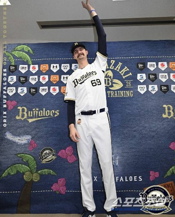 오릭스 새 외국인 투수 션 제리가 손을 쭉 뻗자 기자회견장 천장까지 닿았다. 그는 "전구를 갈아 끼울 수도 있다"며 웃었다. 사진캡처=오릭스 버팔로즈 SNS